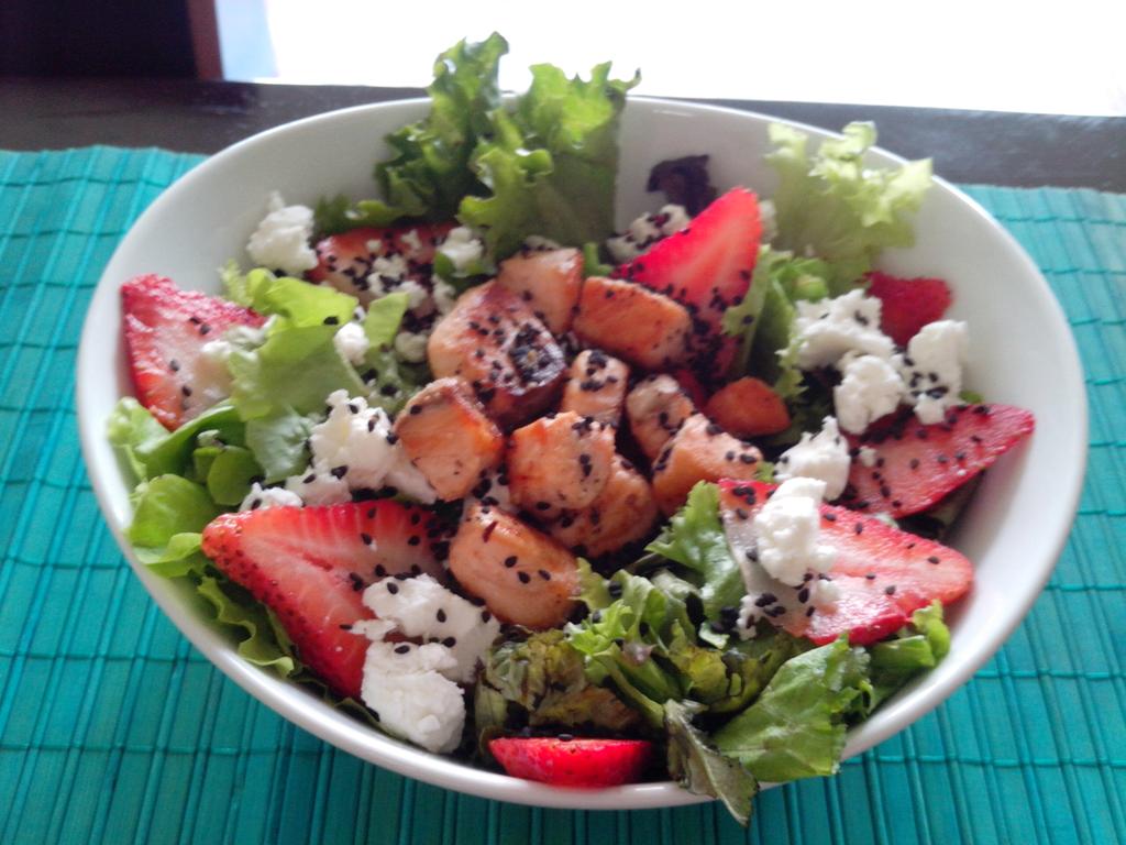 CosechaFresca's tweet photo. Una de las favoritas: Ensalada de Salmón. ¡Te la llevamos! Whatsapp: 5544727526. #CosechaFresca http://t.co/WnkmfrZVes