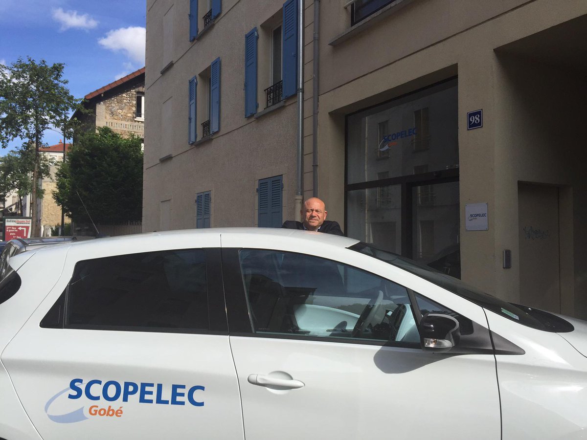 GOBE_SAS's tweet photo. @AnthonyCARLETTI @thierrykoskas : Notre DG, @srgdlw essaie une de nos deux nouvelles @renault_fr #ZOE http://t.co/WYROOceCjo
