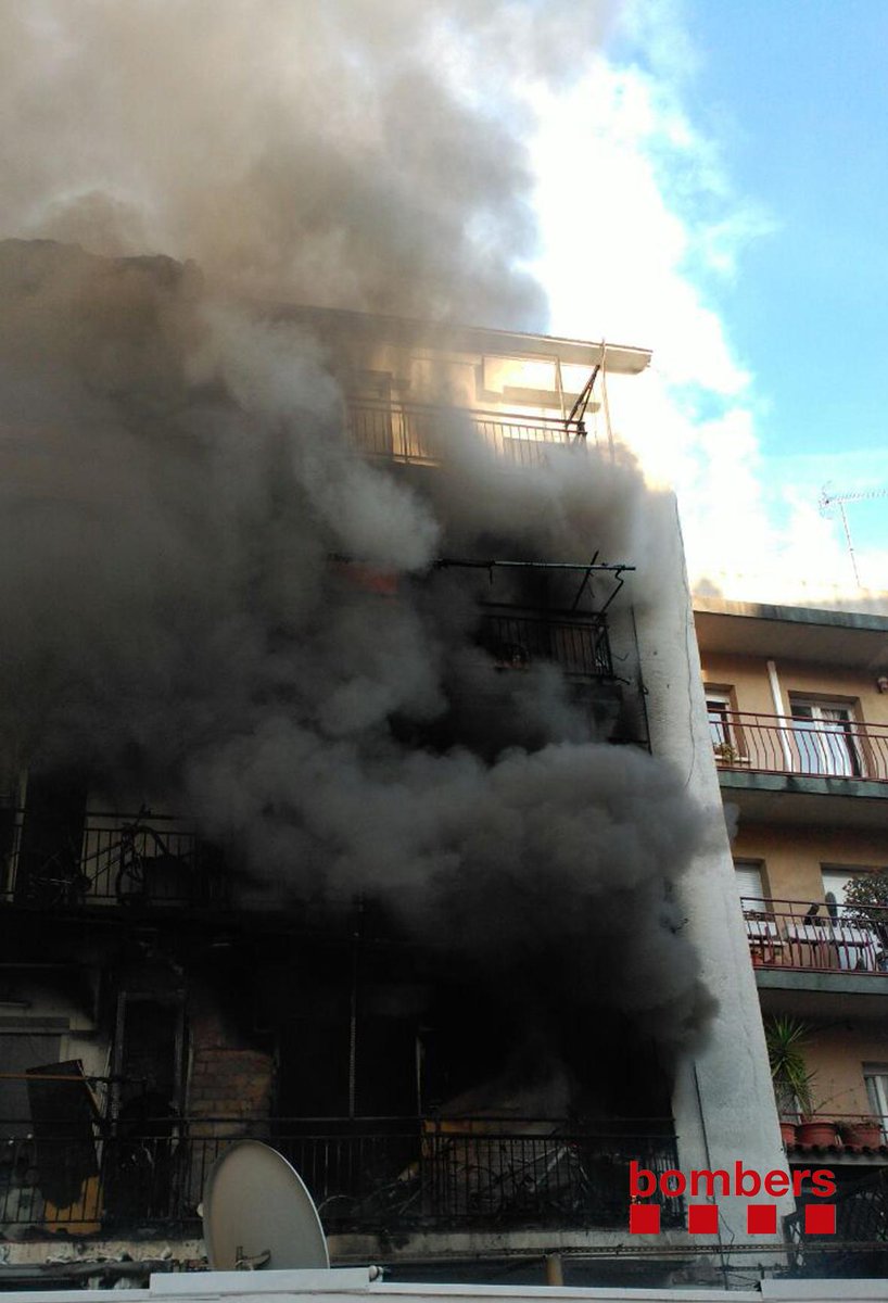 bomberscat's tweet photo. Més imatges de #bomberscat de l'incendi en un edifici de #Mataró. Aquestes, dels primers moments del foc http://t.co/0LyyzoGm7H
