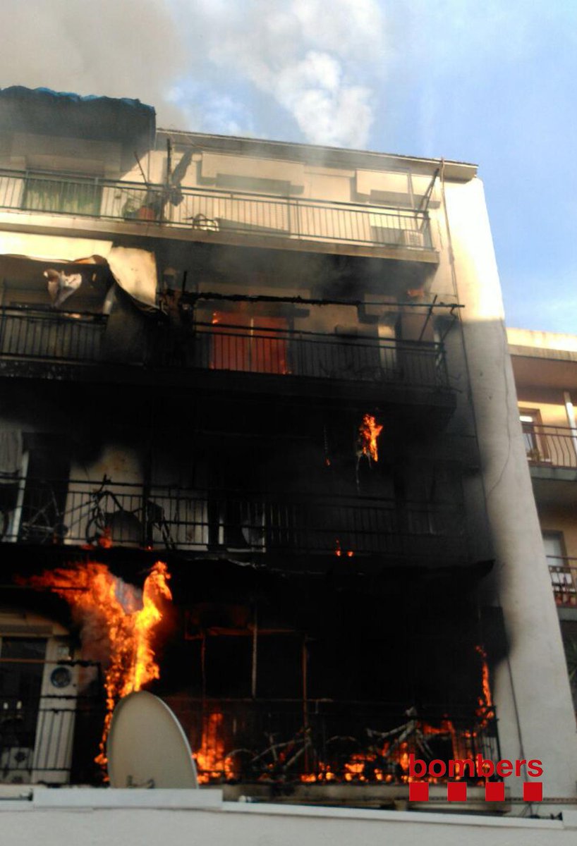bomberscat's tweet photo. Més imatges de #bomberscat de l'incendi en un edifici de #Mataró. Aquestes, dels primers moments del foc http://t.co/0LyyzoGm7H