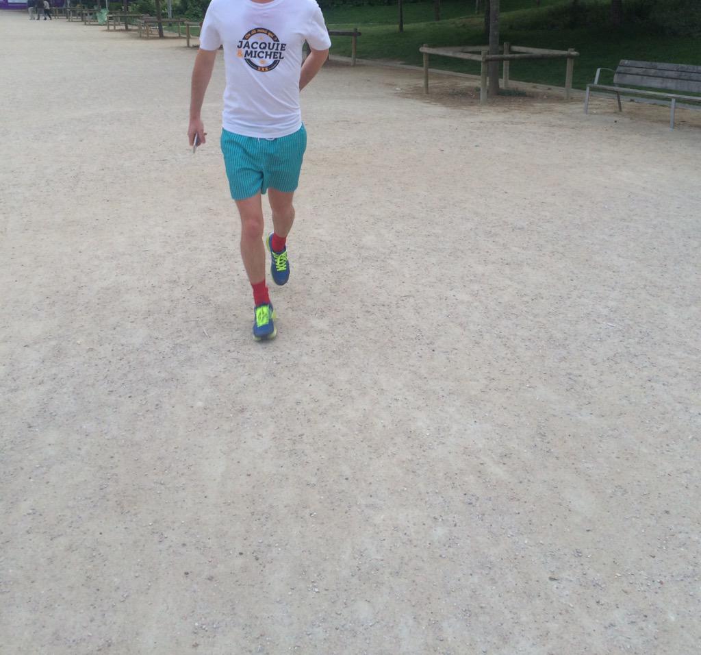 PeYo2B's tweet photo. Vu! Un gars qui fait son footing en T-Shirt #JacquieEtMichel #decomplexe #marathonienducul @JacquieMichelX http://t.co/yUdDcH9zMN