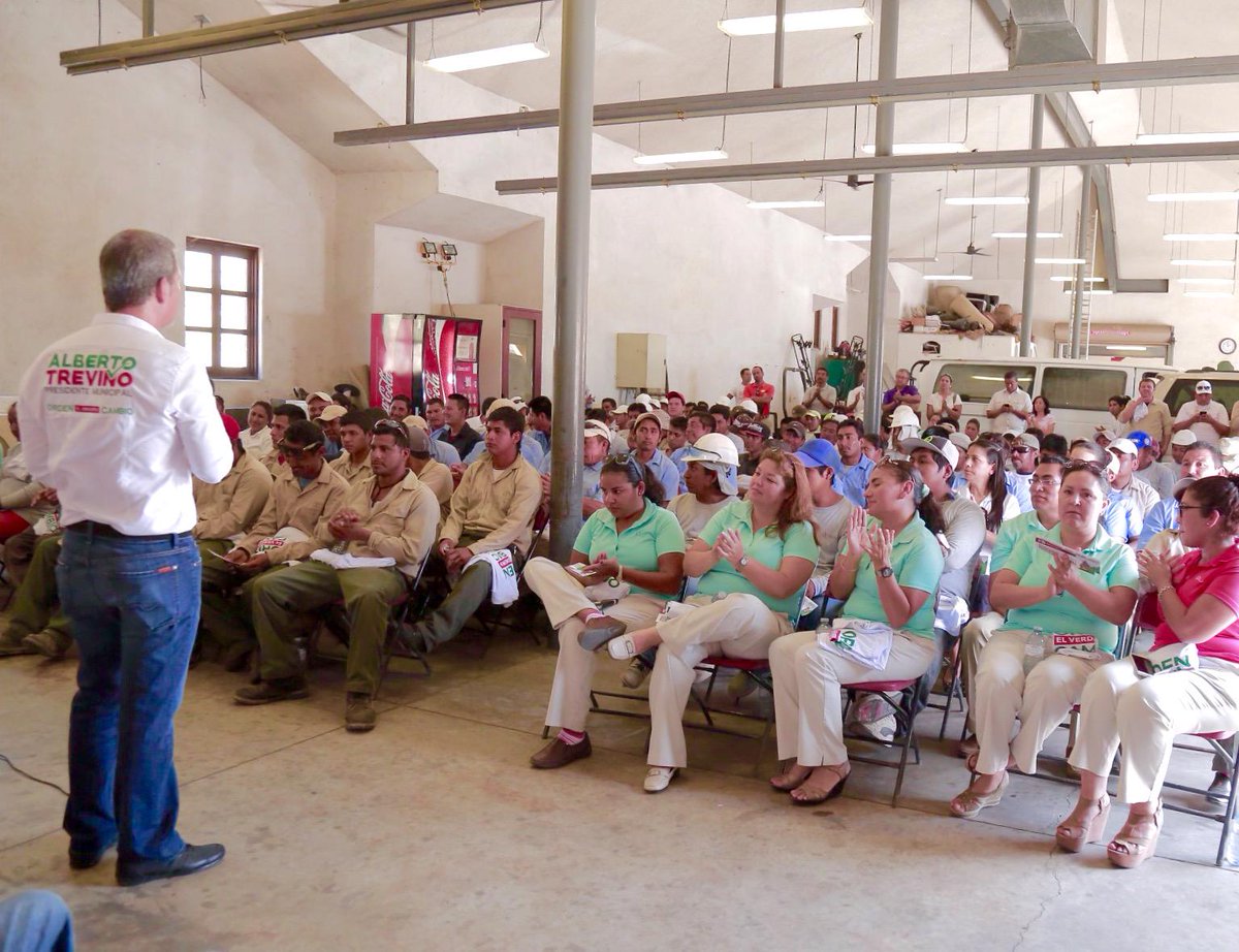 AlbertoLosCabos's tweet photo. En reunión con colaboradores del Desarrollo Querencia se reafirmo el apoyo para este próximo 7 de junio. #3de3 http://t.co/4oJYexKxal