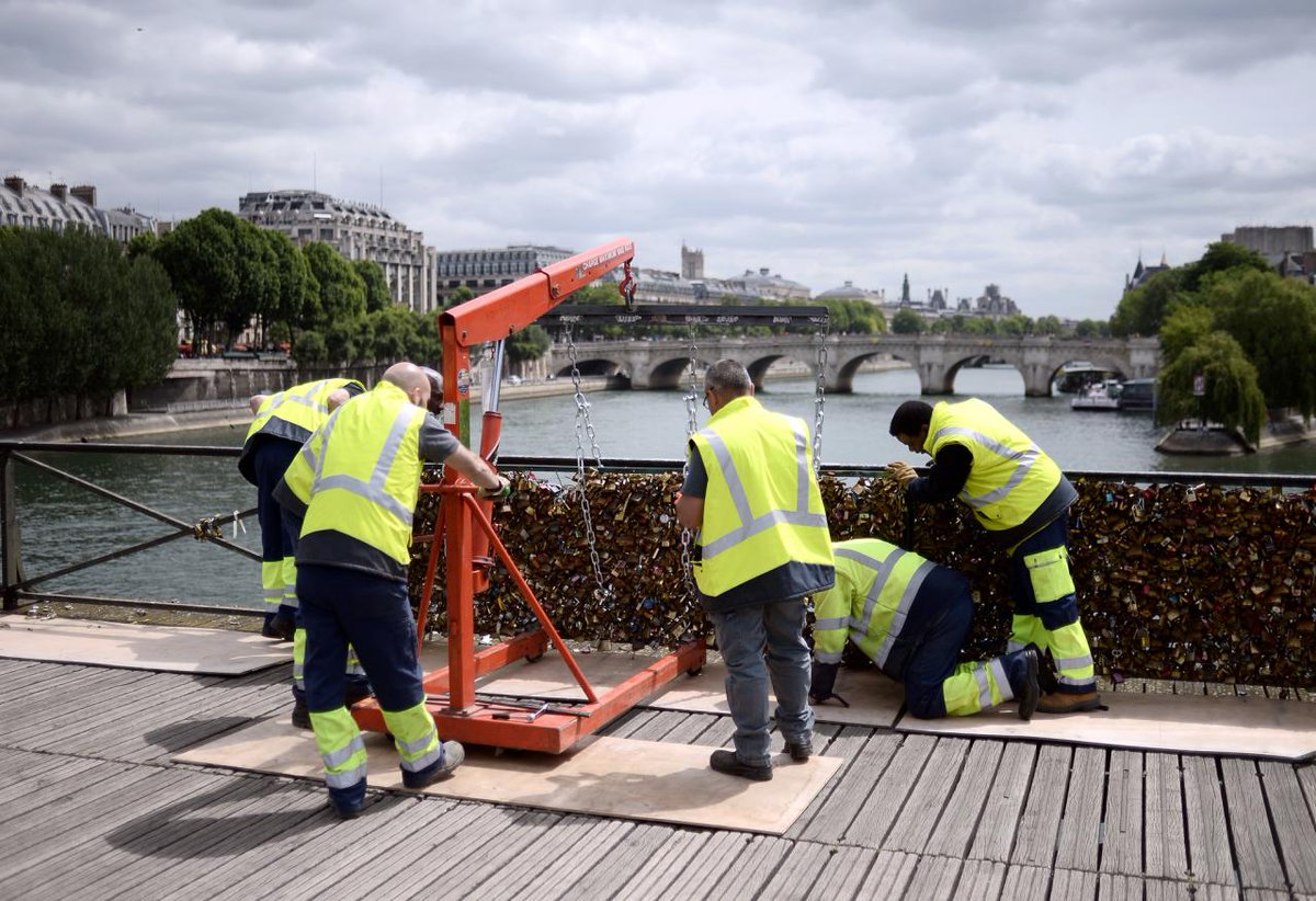 VoxyPop_'s tweet image. #Paris : retrait des cadenas pont des arts, POUR ou CONTRE, racontez vos souvenirs et votez bit.ly/1QkDbyq