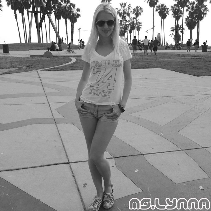 The Hustler​ Honey in Venice Beach :-) Enjoying one of the @HustlerMag @Hustler presents! http://t.c<a href="/tag/relax"class="tags"><span>#relax</span></a><a href="/tag/sun"class="tags"><span>#sun</span></a><a href="/tag/holidays"class="tags"><span>#holidays</span></a><a href="/tag/weekend"class="tags"><span>#weekend</span></a>