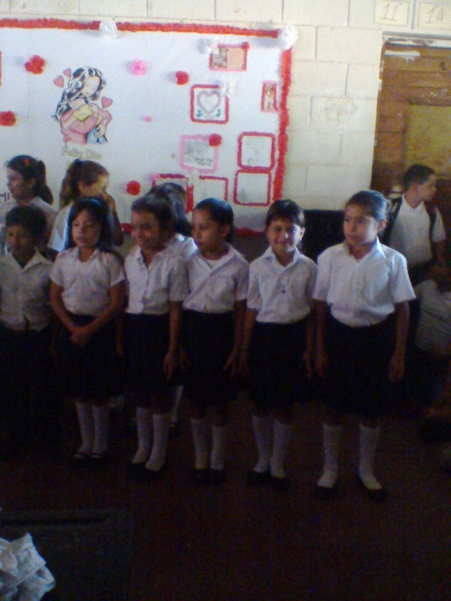 TatiAlvares's tweet photo. Mi hija declamando en el colé el día de las madres queridas http://t.co/GBlKS3y4Cb