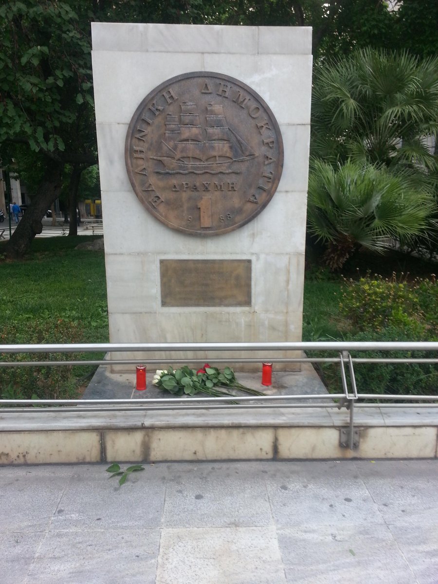 Λουλούδια και κεριά. Κάποιοι φαίνεται δεν έχουν καταλάβει ακόμα ποιά είναι η θέση του ραγιά.