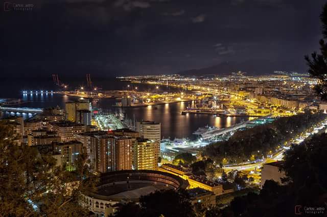 OrgullodeMalaga's tweet photo. La noche hace que #Málaga deslumbre, vaya cosa bonita.
Foto de @Carloscastro_82 http://t.co/ZxrQvgyx1T