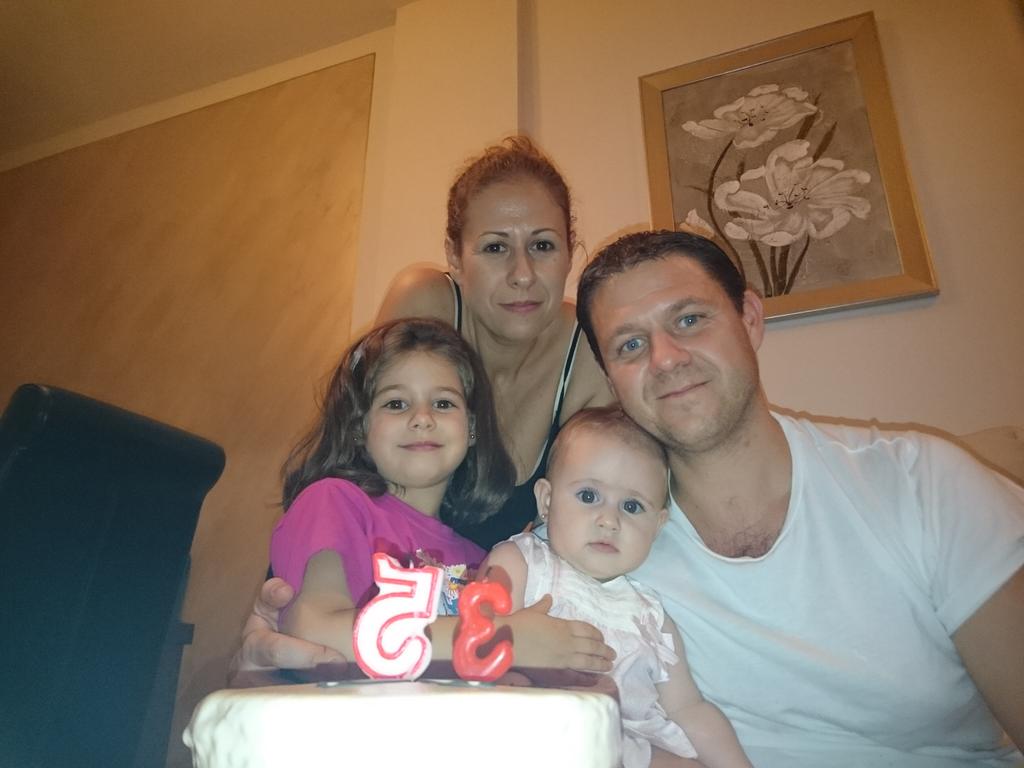 dateru80's tweet photo. El cumpleaños mas especial porque ya son 3 las princesas que me esperan en casa! No imagináis cuanto os quiero! http://t.co/KD10LIIg29