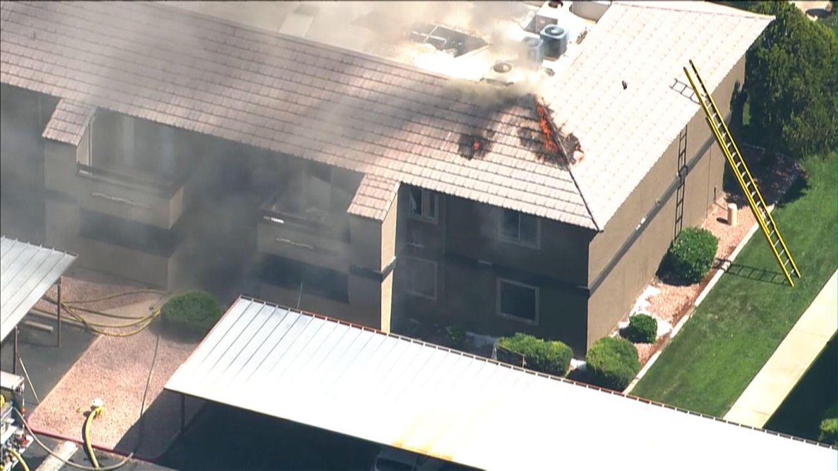 abc15's tweet photo. JUST IN: Fire crews fighting flames at apartment complex near 19th Avenue/Thunderbird. #abc15 http://t.co/He3wIvpgoy