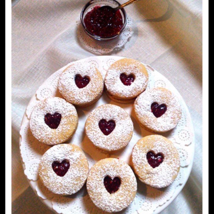 IsasCakes's tweet photo. Homemade #sable They are French cookies with raspberry jam filling. #dessert #yummy #picoftheday http://t.co/GWFqcZoess