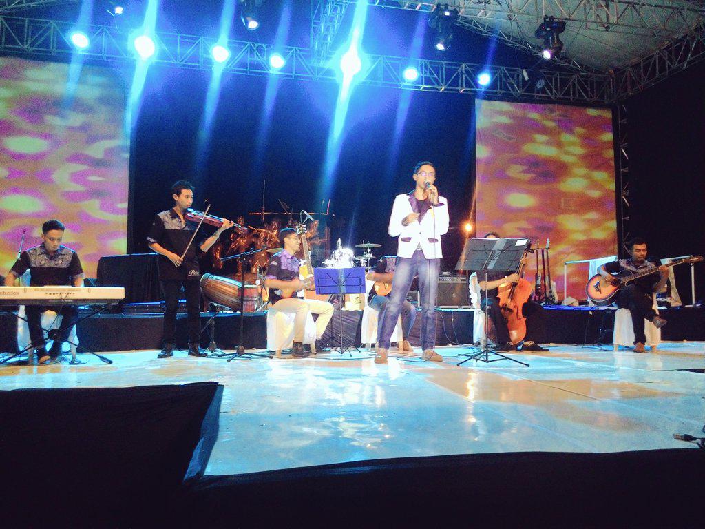 petircoustic's tweet photo. Keroncong Petir Live Perform.. http://t.co/RB9rzIWujF