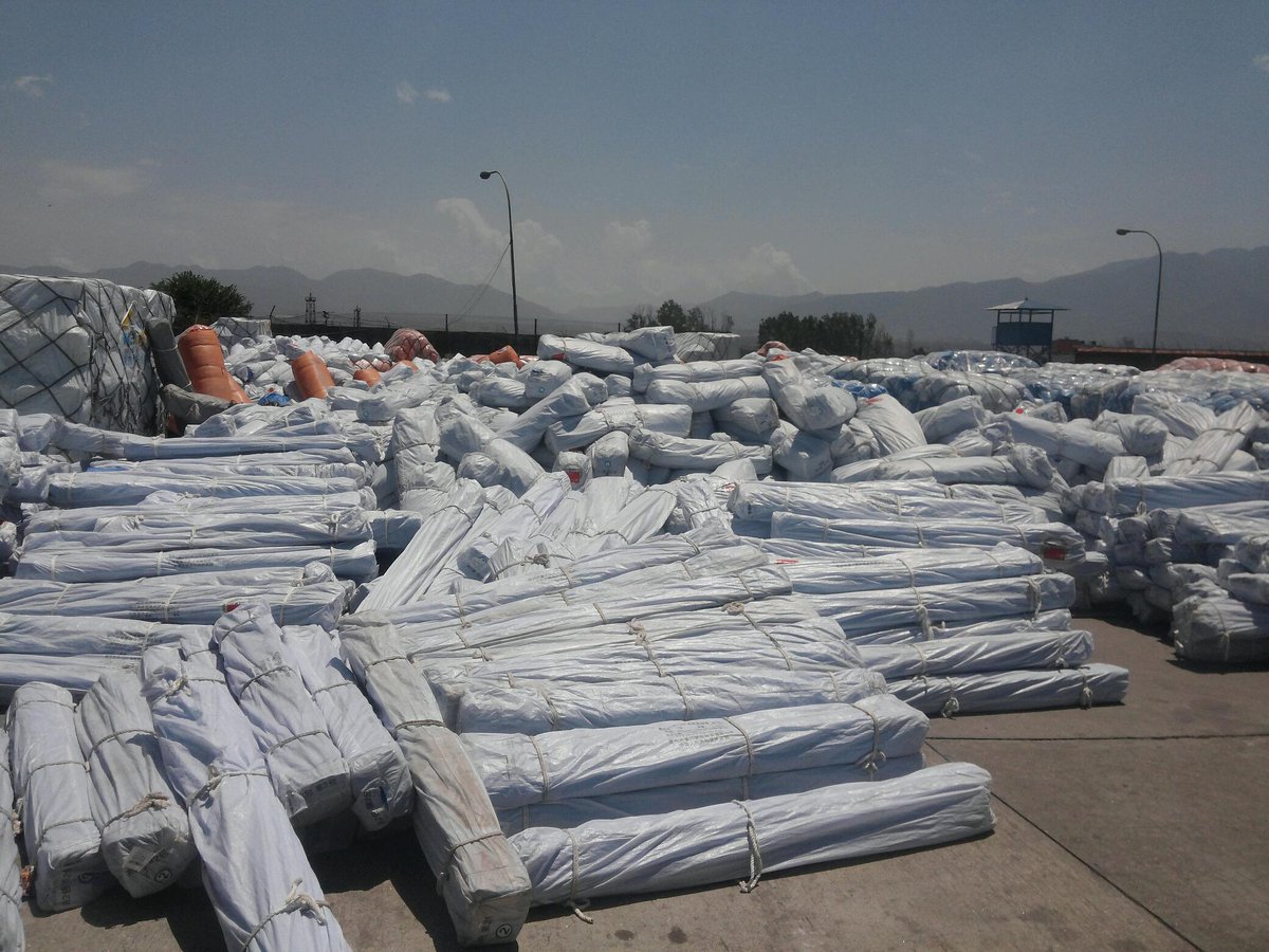 네팔 공항에 남아있는 구호품들 ... 왜? 관세를 내야한단다. 막힌 행정인지 잘하는 행정인지 안타깝다. 하지만 대한민국도 그런 시절이 있었으니 비난할 일도 아니다.