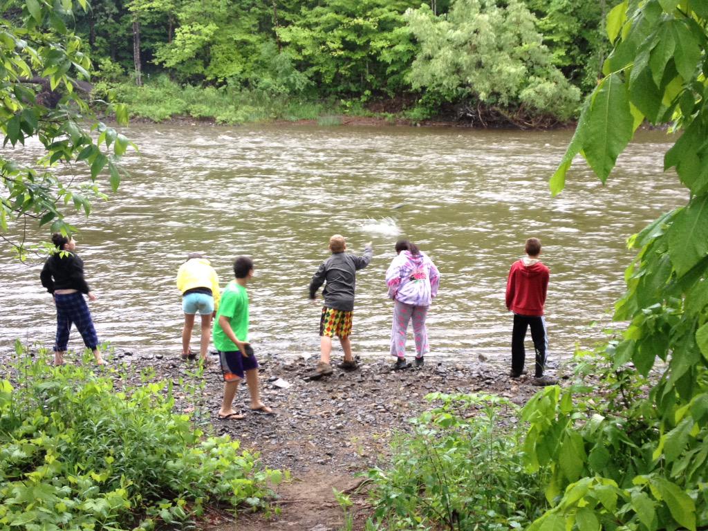 sngrbean's tweet photo. What do @ACSRochester kids do without tech? #old school bonding #msmayterm @TDuver @RyanmBurke @binarydaze #fossome http://t.co/QKpCj19tL9