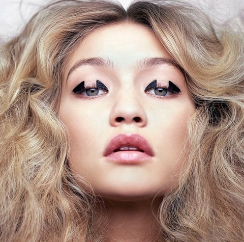 UBUAUSTRALIA's tweet image. Try mixing it up this week with a bold look! Take a little inspiration from Gigi! #Funandfearless #ubuaustralia