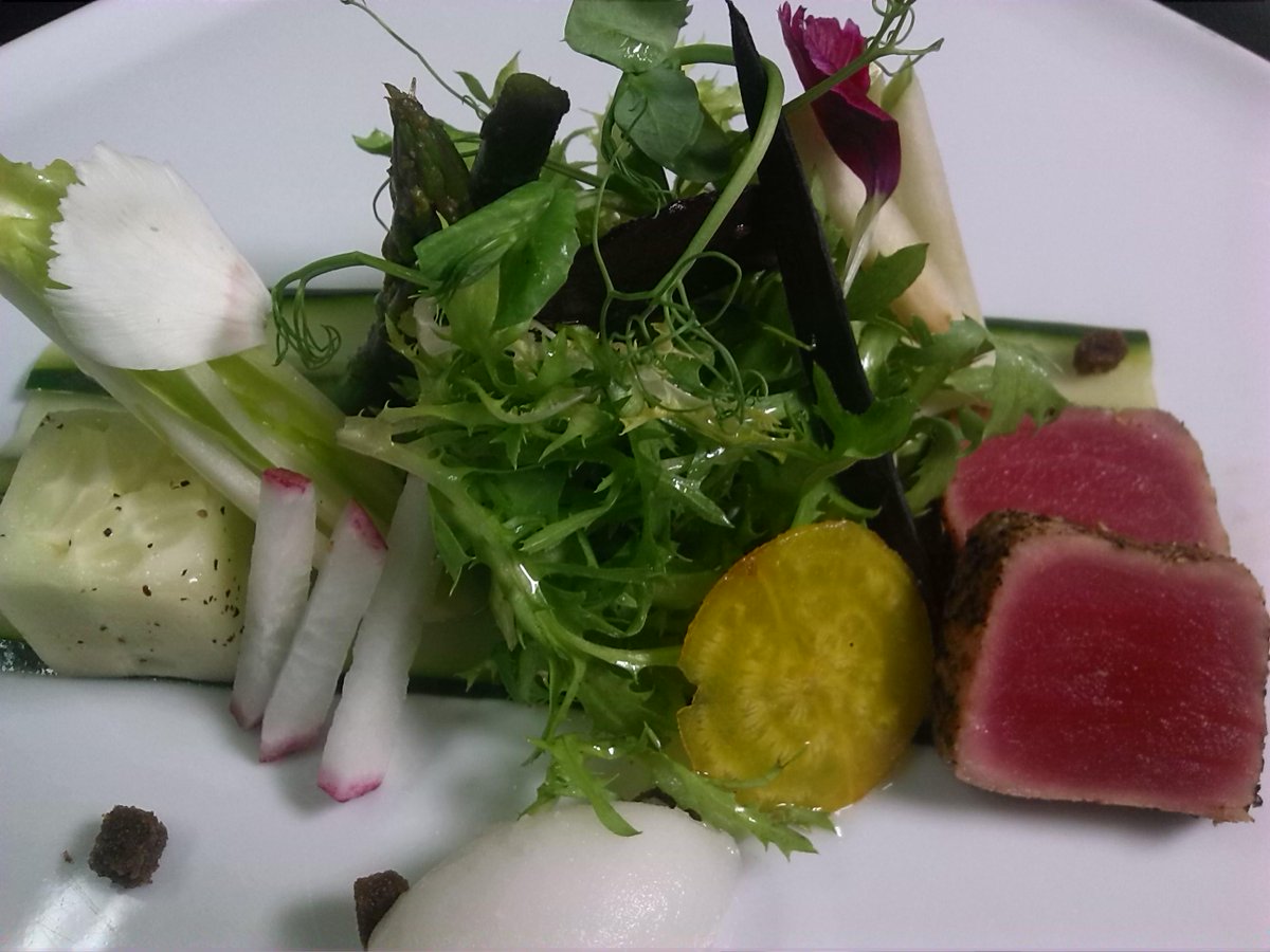ChefMichel_MCF's tweet photo. elegancia culinaria #restaurantpiaf creando arte para todos ustedes. preparando filmación pro. con @GastoonNetwork http://t.co/fQDFeWkQIk