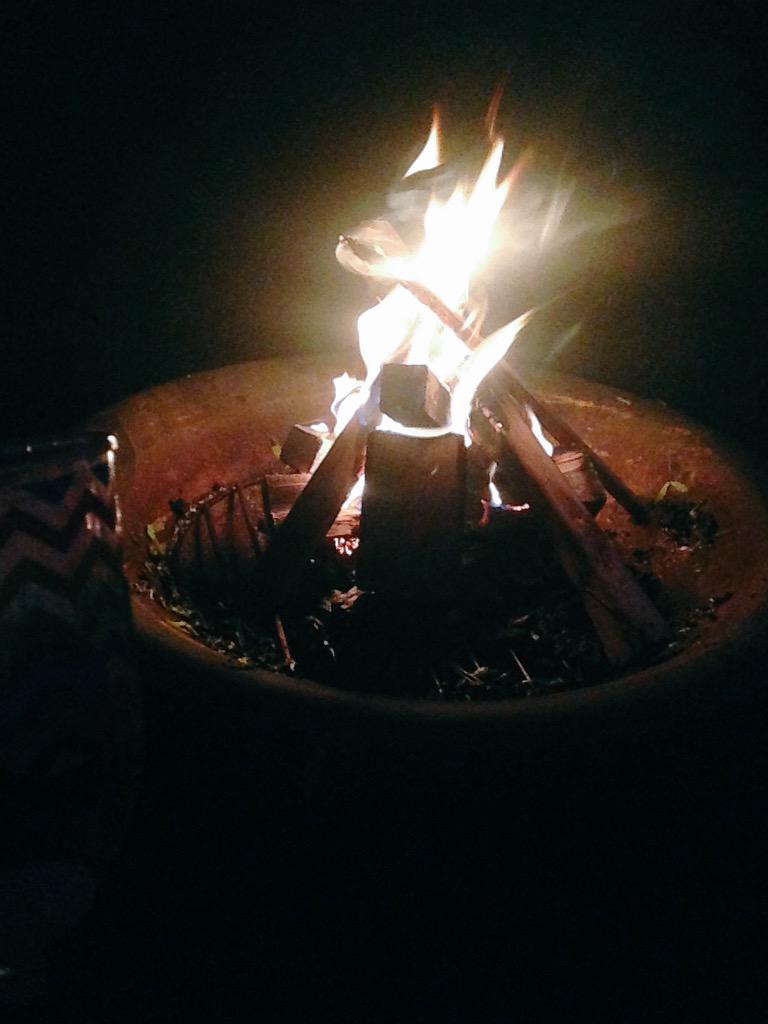AmyCarava's tweet image. And good night xo #BackyardFire #MondayNight 🎀