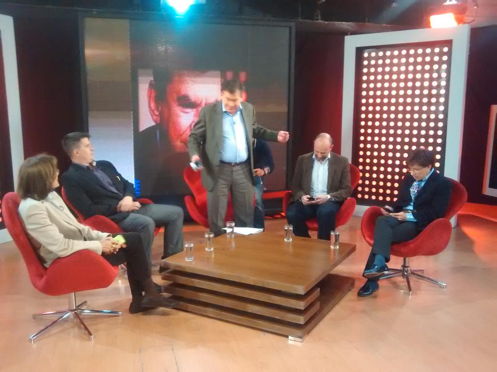 ControversiaC's tweet photo. Nuestro Invitados ya están listos para dar comienzo a este gran debate #EleccionesEspaña por @CanalCapital http://t.co/xTij9mqj62