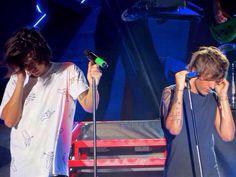 LovclyMikkelsen's tweet photo. But they are literally one person...
Like wtf #AcceptTheLarryLove http://t.co/WnJ53i0wzB