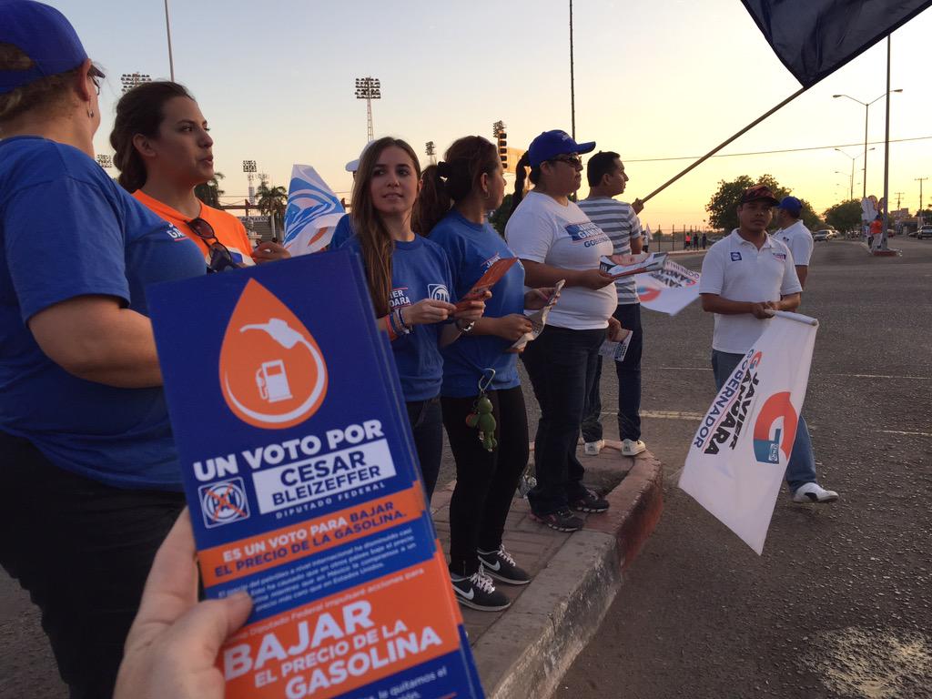 monicarobless's tweet photo. El equipazo de mi amigo @BleizefferCesar siempre presente! Trabajando todos los días #SíSeHace http://t.co/MThYT6TVG3