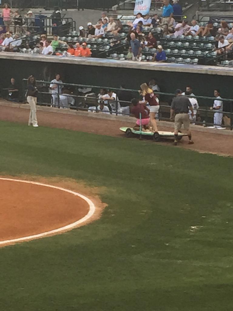 CofCChrisP's tweet photo. Paddle boarding on land #riverdogsbaseball #onlyincharleston http://t.co/pndCoFWWH7