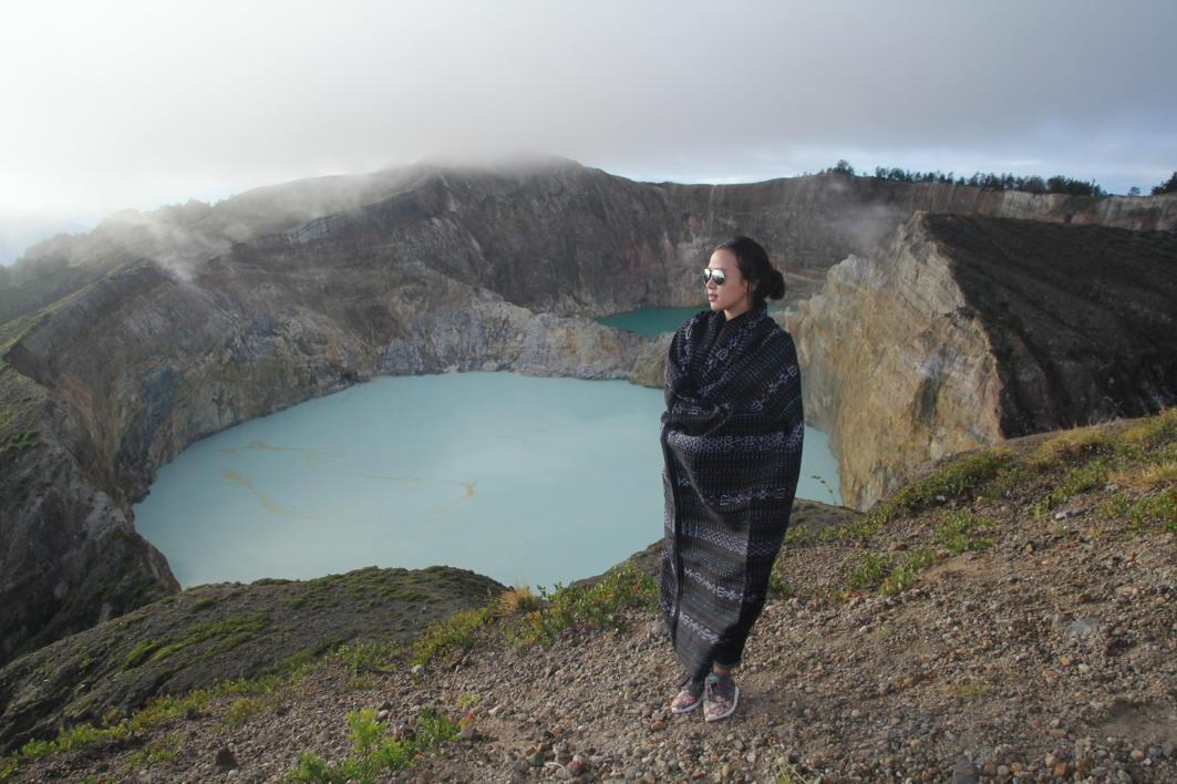 Lostpacker's tweet photo. @jovitaayu miss Scuba yang tersesat di puncak Kelimutu, 😉 #PesonaIndonesia #PesonaEnde http://t.co/CiahVTxbgt