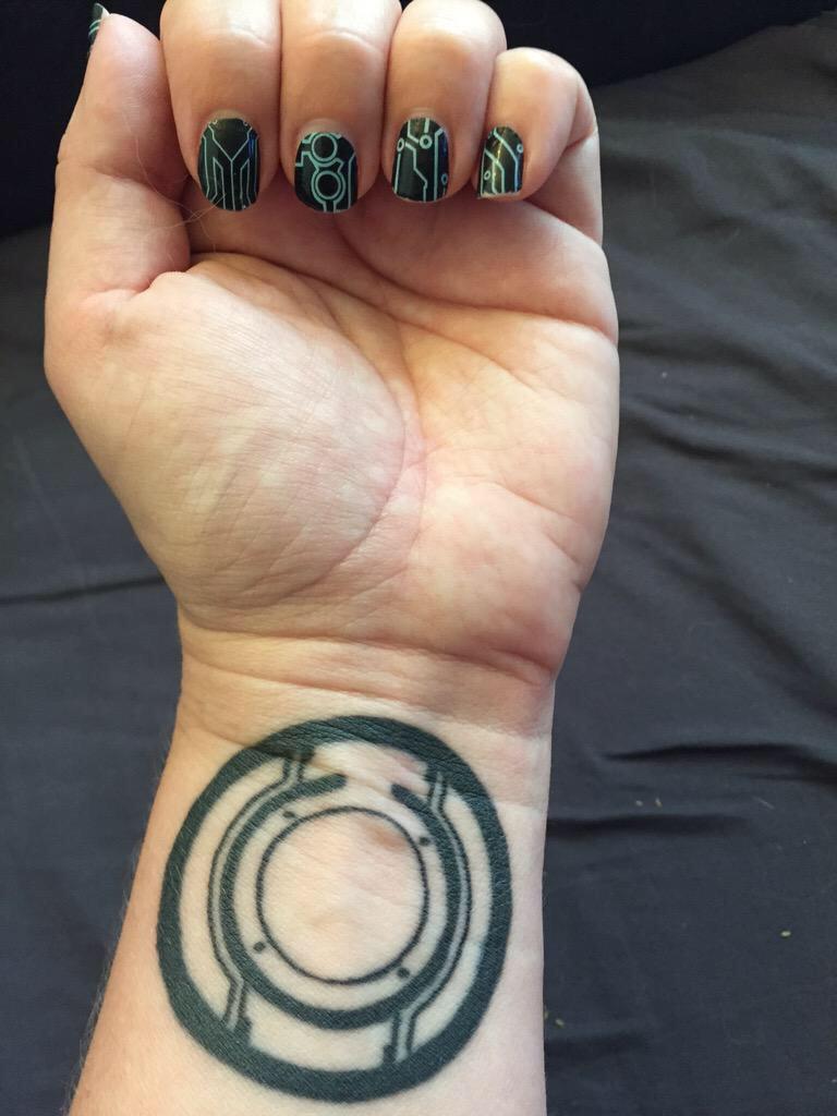 SaveTRON's tweet image. Not that I would ever get a tattoo,but if I did,it would be this.(@DathomirShaman) #FlynnMustLive #SaveTheGrid #TR3N