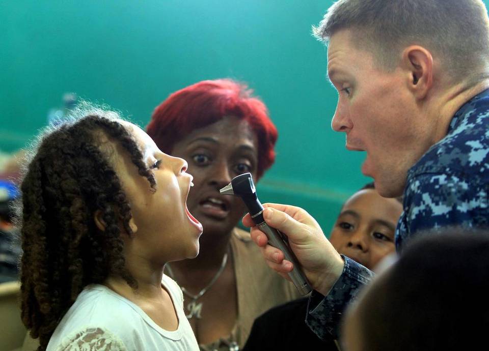 elnuevoherald's tweet photo. Soldados de EEUU brindan ayuda en Panamá
GALERÍA: 
http://t.co/gjcOZpWys1 http://t.co/FbaJwO2szP
