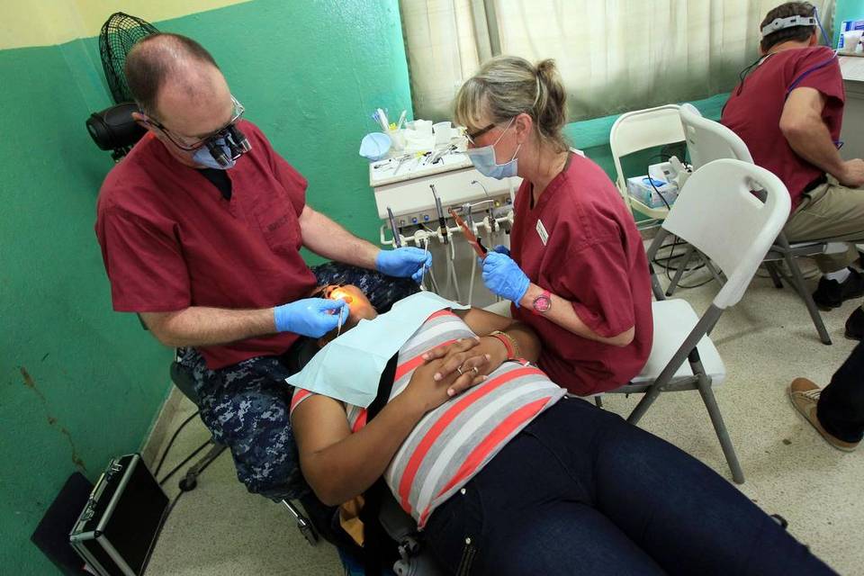 elnuevoherald's tweet photo. Soldados de EEUU brindan ayuda en Panamá
GALERÍA: 
http://t.co/gjcOZpWys1 http://t.co/FbaJwO2szP