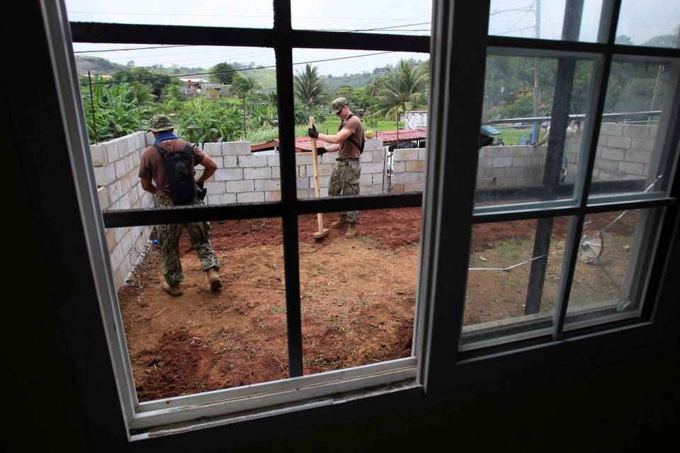 elnuevoherald's tweet photo. Soldados de EEUU brindan ayuda en Panamá
GALERÍA: 
http://t.co/gjcOZpWys1 http://t.co/FbaJwO2szP