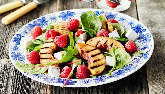 TeijaNesterinen's tweet photo. Grillataan heviä #kruoka #grillikuumana #halloumi #salaatti #pihvi #varras #herkku #sekäettä http://t.co/oMhSfeElfX http://t.co/3TgcHlm5fM