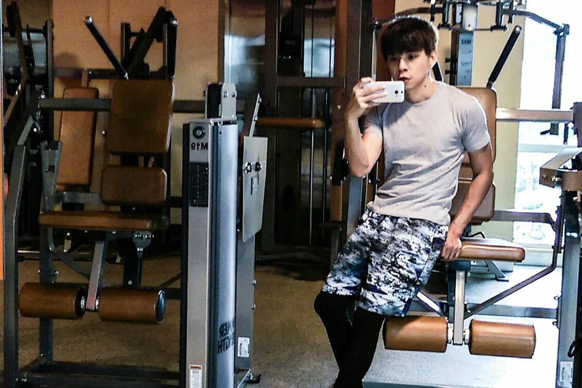 dannyone's tweet photo. Man in the Mirror.
.
#celebrityfitnessmalaysia #notfocusing #htcmalaysia http://t.co/hKFu4h8iMG
