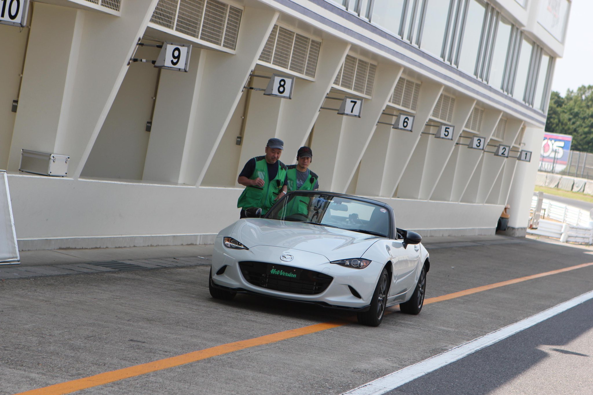 ピストン西沢 新型ロードスター 業界最速マイカーアタック 気温30度で1分13秒2 結構いいタイムらしい 挙動は足が柔らかく アンダーオーバーが出る一方で アクセルに敏感だから収束も早い 要するに人馬一体とは 良くも悪くも運転手の操作が出るのだ