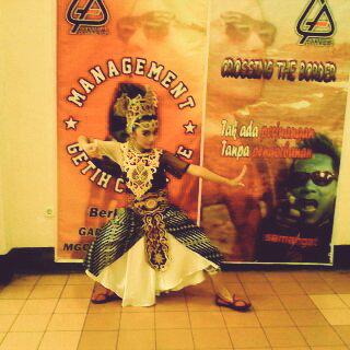 "Denis cek BBM <a href="/Denisa_3001/">Denisa Aulia</a>: Jaipong lagi budayakan tari daerah😃😉 <a href="/DennisaFiver/">OfficialDF</a> "