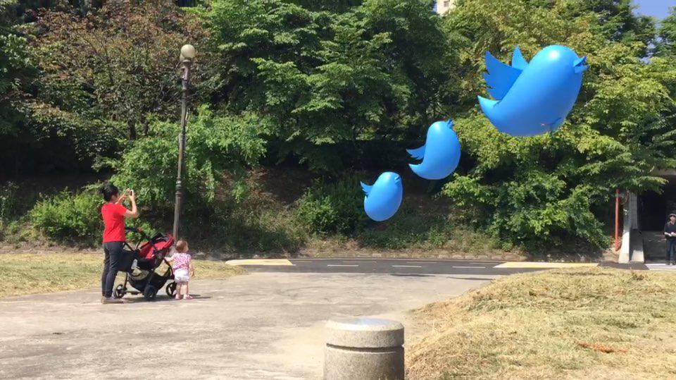 XKorea's tweet image. 트위터 대한민국의 '트위터 날다' 프로젝트가 시험 비행을 마치고 본격 시작됩니다. 귀여운 트위터 벌룬이 찾아갈 사람을 #지금만나러갑니다 해시태그와 함께 추천 멘션해 주세요. #서방님찾다 #다만나고오겠네