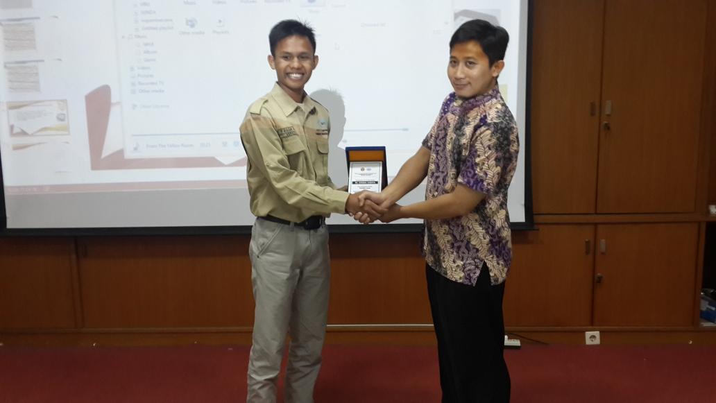 Giving memento from President SEG UNPAD SC to Mr. Krisna Andita. Thanks for your participation in our course