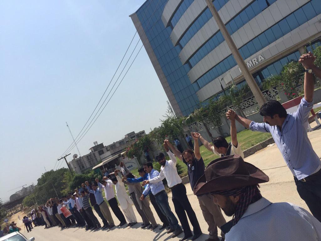 aajunaidi's tweet photo. Jub #BOLutho ge Tum tu BOL uthe ga Pakistan. Human chain infront of PEMRA Islamabad in support of BOL #BolKoBolnayDo http://t.co/zl8hsUHU7n