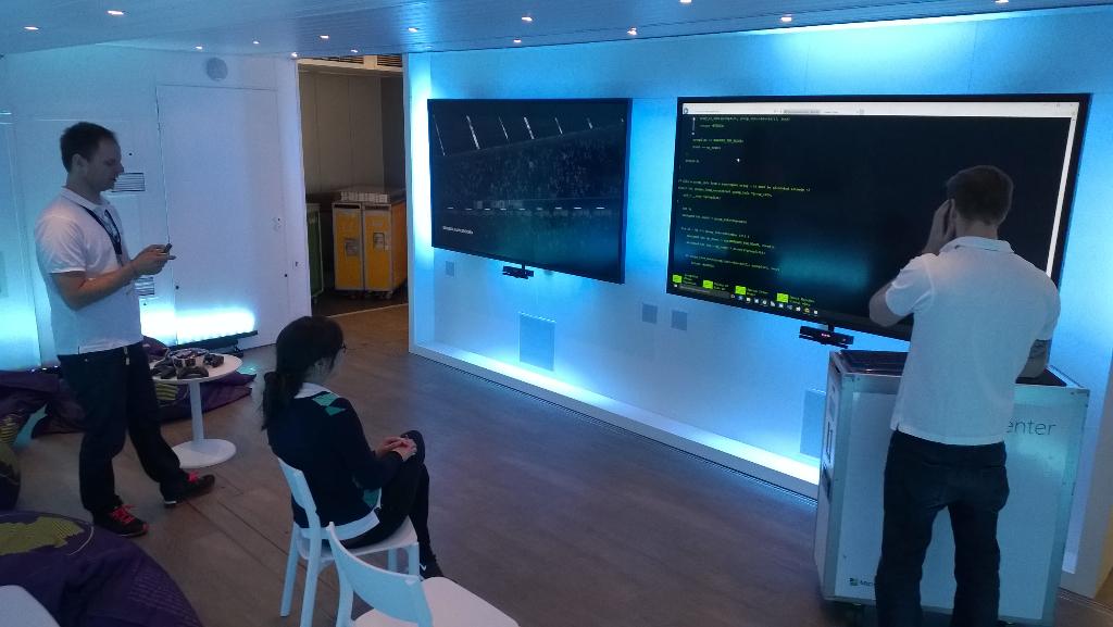 SchlappsHut's tweet photo. Live Coding im #MSTechTruck mit @sCHEFfert und @OliviaKlose #goingcrazy with #hackertyper http://t.co/zKK8OaUapq