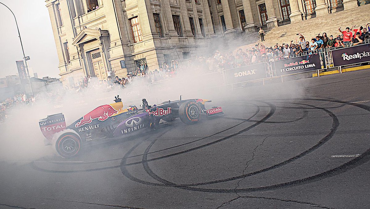 RaptorCAR's tweet photo. ♨ Hands up if you love Donuts! 🍩💨🙌
http://t.co/8uc6vr36KN #F1 #RedBullF1Peru http://t.co/K3Z2sec14W #RaptorCAR