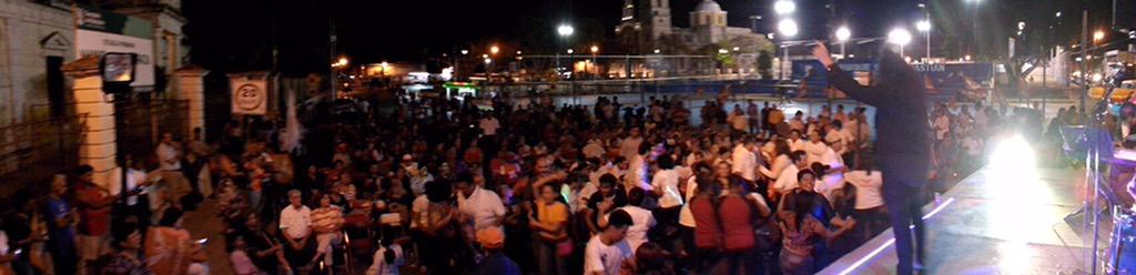 LetyBenavidesB's tweet photo. Emocionada por gran Cierre distrital. @anarosapayan y yo confiamos en la gente #valiente y honesta. Vamos a ganar! http://t.co/F58fSLuRWv
