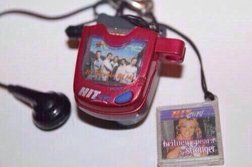 9GAG's tweet photo. The iPod of my childhood http://t.co/M9PB41W94k