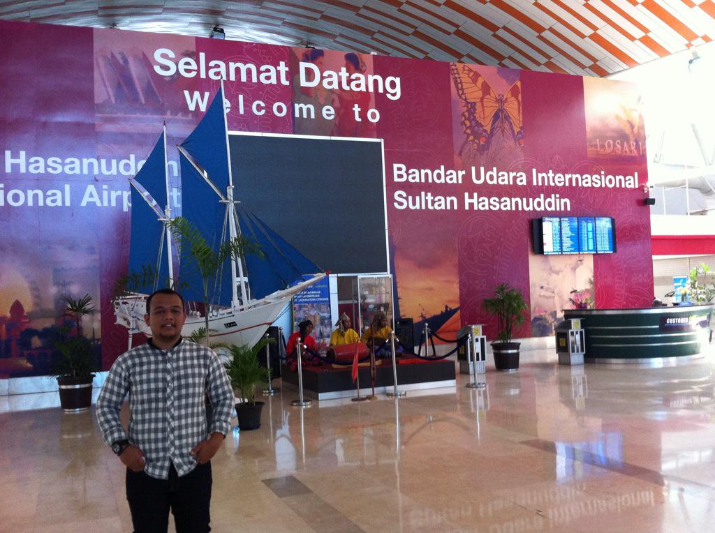 qe_qe's tweet photo. @AP_Airports where plane and boat in one places welcome to Sultan Hasanudin int. airport #AirportSelfie http://t.co/enN0kJpDSW