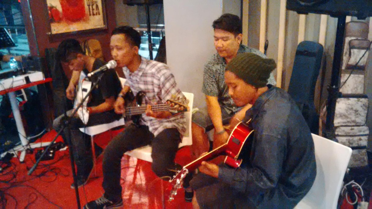 MFFitta's tweet photo. perform akustik KFC cideng,thank's bwt indie's Management,semangat yaa... http://t.co/QqwlfPn0B3