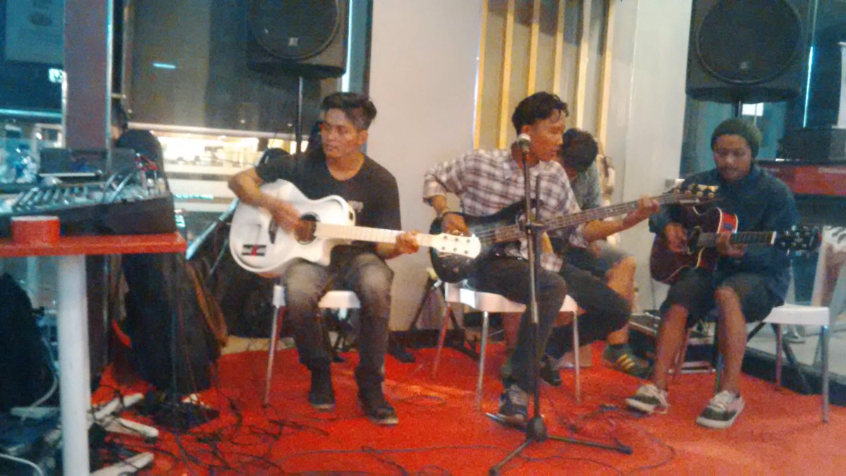 MFFitta's tweet photo. perform akustik KFC cideng,thank's bwt indie's Management,semangat yaa... http://t.co/QqwlfPn0B3