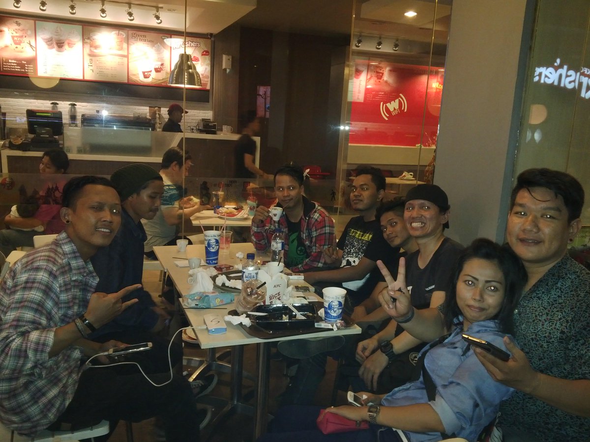 MFFitta's tweet photo. perform akustik KFC cideng,thank's bwt indie's Management,semangat yaa... http://t.co/QqwlfPn0B3