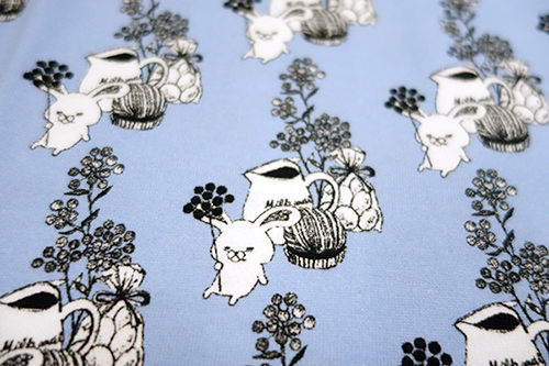 うさぎのモフィ公式 コンドウアキさん描きおろしイラストのtシャツワンピース も オンラインショップで新発売 今ならモフィとケリーがみつめあうポリバッグも希望者にプレゼント中 Http T Co 9eb8q2zst8 Http T Co 5gjdvkmrao