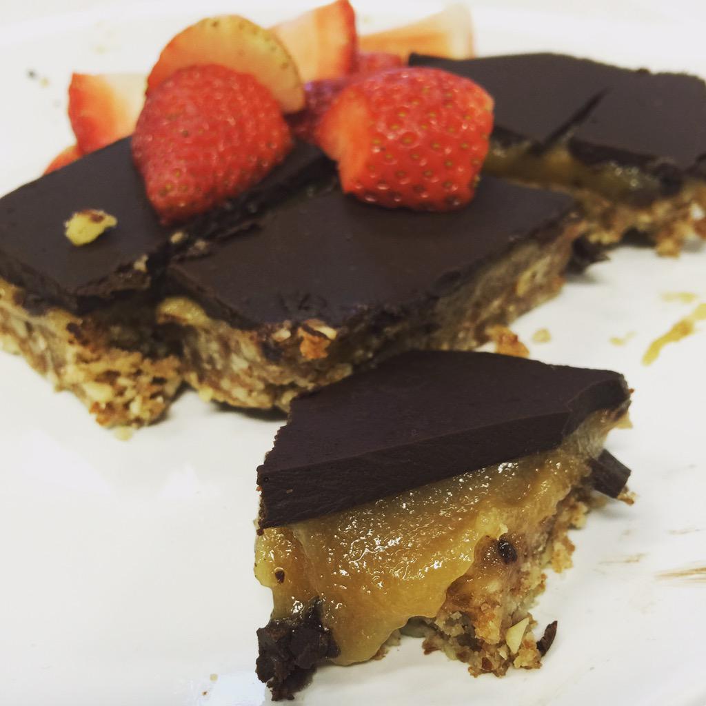 AskTonyFood's tweet photo. Raw vegan caramel slice by @spagirlkris Dates, coconut butter & cream, cacao powder, maple syrup and tahini. #h5food http://t.co/xc4w5BeAi8