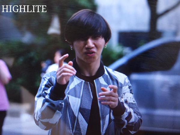 CHOIPLOYLO's tweet photo. บิ๊กแบงมาอัด sketchbook กันแล้ว ท็อปฮยองล่ะ ? #WhereisTOP http://t.co/Bgo5n7V642