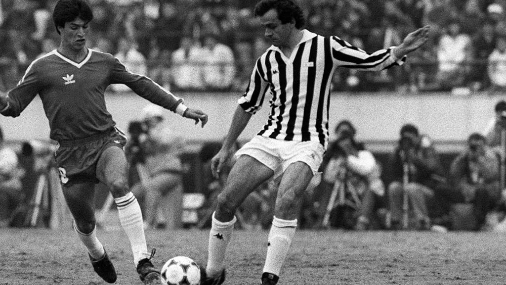 Futbolesinjusto's tweet photo. "El mundo en blanco y negro", un repaso a la historia de la Juventus por @JGilMunoz http://t.co/KCCw2MJ1k8 #EFEI http://t.co/kcI3107ZmO