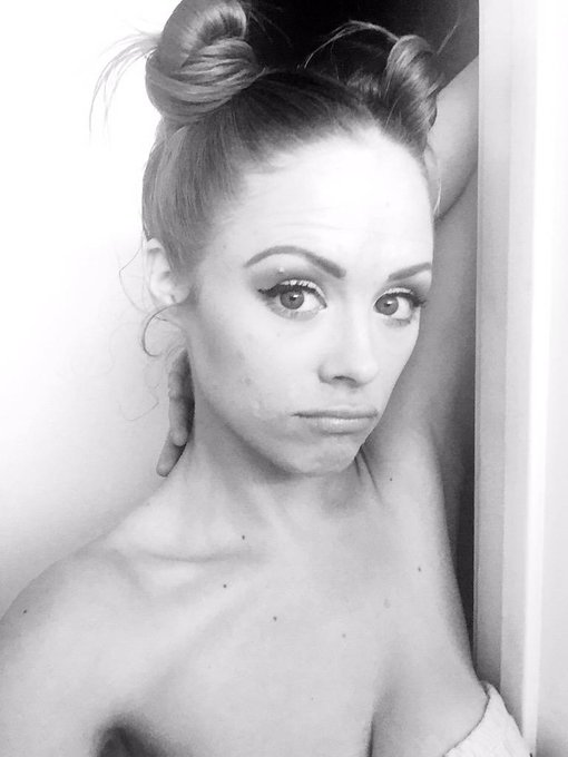 I tried to have a pouty upper lip but I look like an idiot lol wierd http://t.co/uTlLi5fSYT