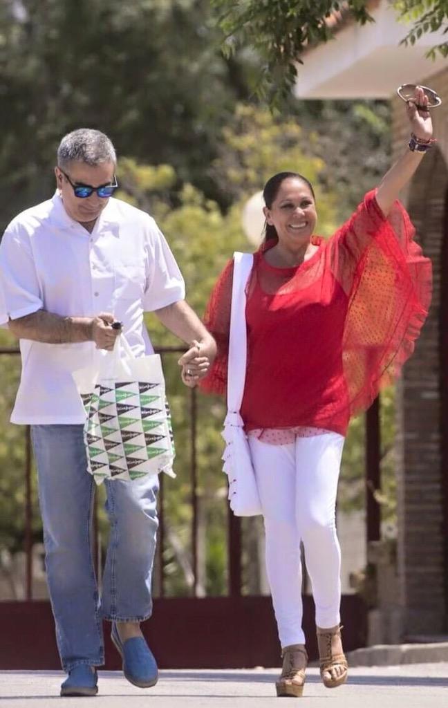 _ISABELPANTOJA's tweet photo. Tu sonrisa, tu actitud, tus besos... Todo fue como debía ser. Grande hasta para salir. #IsabelEnCasa #IsabelPantoja http://t.co/K9s2XhtbSp